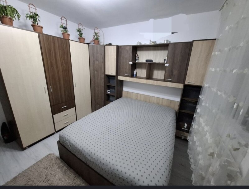 Mobila de dormitior pe colt Anda: sifonier, pat si ancadrament